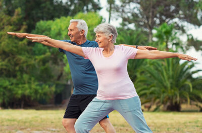 Un couple de la cinquantaine faisant du sport - apres 50ans ameliorer equilibre | IK Paris