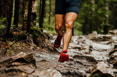 Pieds d un homme faisant du running dans la foret - conseils debuter trail running | IK Paris