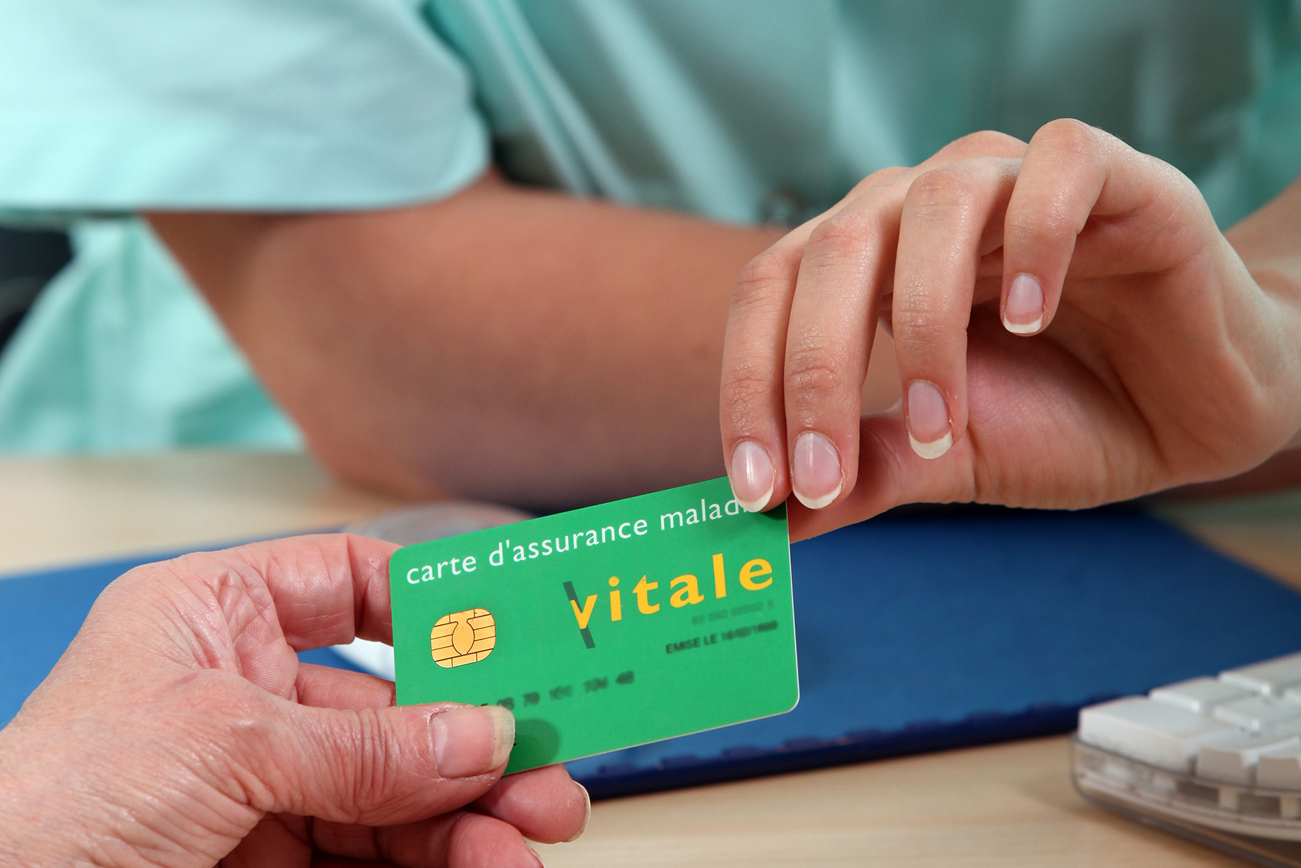 Vue rapprochee sur la carte d assurance maladie vitale donner d une main a une autre -tarifs et remboursement | IK Paris